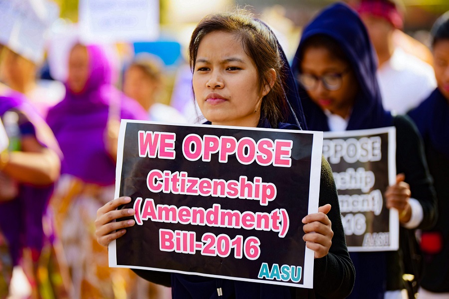 नागरिकता संशोधन विधेयक के खिलाफ ऑल असम स्टूडेंट्स यूनियन के नेतृत्व में विरोध प्रदर्शन करते कॉलेज के विद्यार्थी