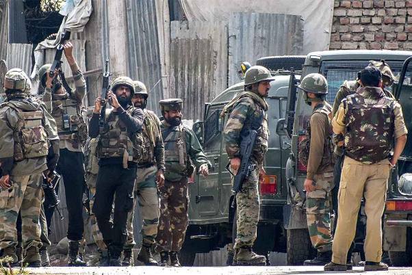 कश्मीर: श्रीनगर में सुरक्षाबलों के साथ मुठभेड़ में दो आतंकवादी ढेर