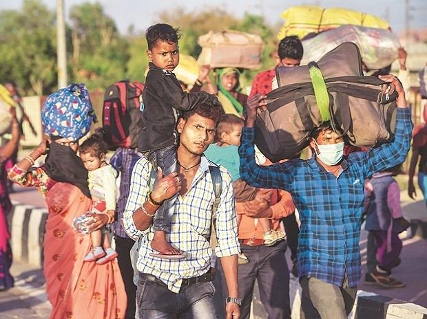 दिल्ली के यमुना घाट पर जुटे प्रवासी मजदूर, केजरीवाल बोले- कर दी है खाने और रहने की व्यवस्था