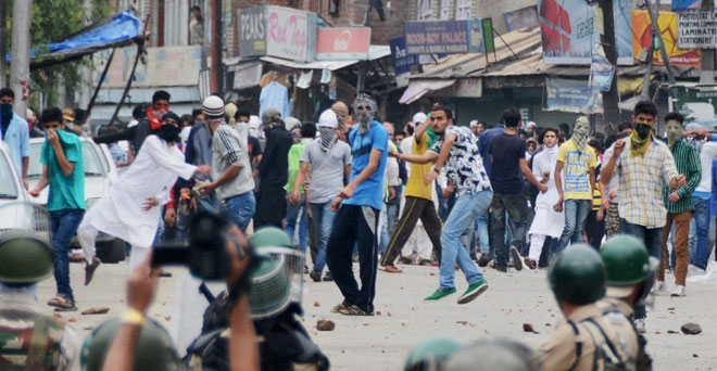 ईद के दिन भी कश्मीर घाटी में हिंसा जारी