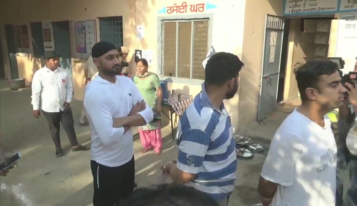 पंजाब: जालंधर के गढ़ी गांव में एक मतदान केंद्र पर अपना वोट डालने के लिए कतार में खड़े क्रिकेटर हरभजन सिंह