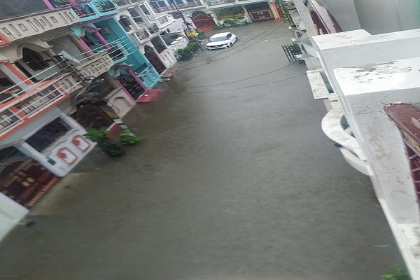 भारी बारिश से लखनऊ का हाल बेहाल; मंत्रियों के घरों में भी पानी, DM ने कहा- बहुत जरूरी न हो तो न निकलें घर से बाहर