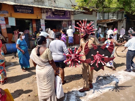 कोविड-19 के बढ़ते संक्रमण को देखते हुए कोरोना हेलमेट पहनाकर लोगों को जागरूक करती तमिलनाडु पुलिस
