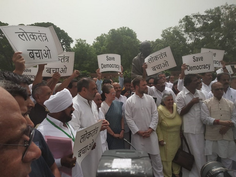संसद में गांधी प्रतिमा के सामने कर्नाटक और गोवा के मुद्दे पर विरोध प्रदर्शन करते हुए राहुल गांधी, सोनिया गांधी सहित अन्य कांग्रेस नेता