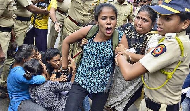 अमिताभ बच्चन के बंगले के सामने प्रदर्शन, कई छात्र हिरासत में, जानें क्या है मामला