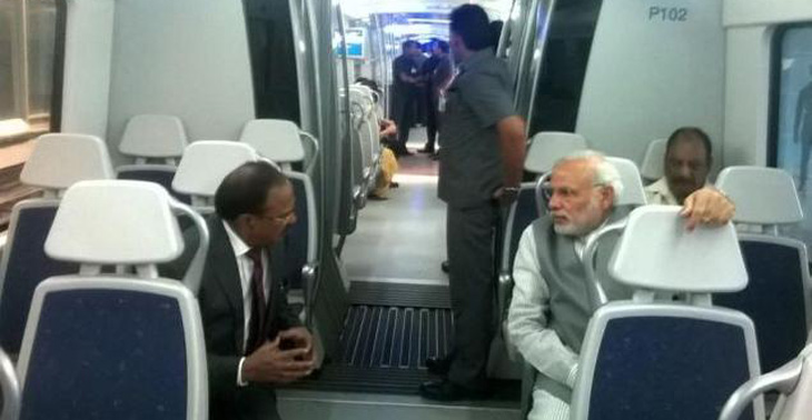पीएम मोदी ने की मेट्रो की सवारी