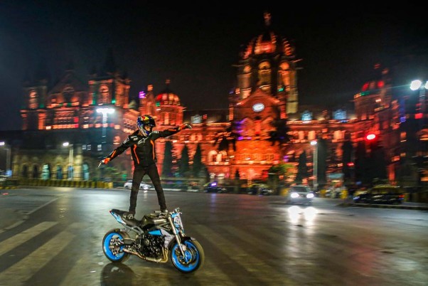 मुंबई में छत्रपति शिवाजी महाराज टर्मिनस में स्टंट करते यूएस स्ट्रीट फ्रीस्टाइलर और स्टंट राइडिंग चैंपियन आरोन कोल्टन