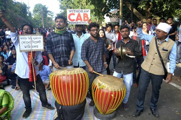 केंद्रीय कैबिनेट द्वारा नागरिकता (संशोधन) विधेयक को मंजूरी देने के बाद गुवाहाटी में विरोध प्रदर्शन करते कॉलेज के छात्र
