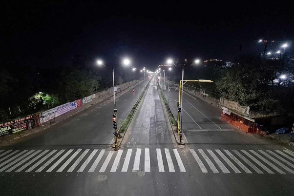लगातार बढ़ रहे कोरोना मामलों के बाद नाइट कर्फ्यू में सुनसान अहमदाबाद की सड़कें