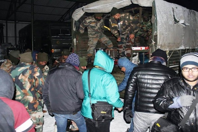 सिक्किम: भारी बर्फबारी में फंसे 2500 पर्यटक, भारतीय सेना ने नाथू ला से किया रेस्क्यू