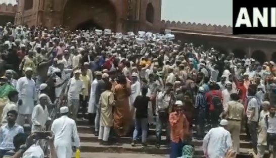 वीडियो: नूपुर शर्मा को लेकर दिल्ली की जामा मस्जिद में हंगामा, विरोध प्रदर्शन के साथ जमकर नारेबाजी