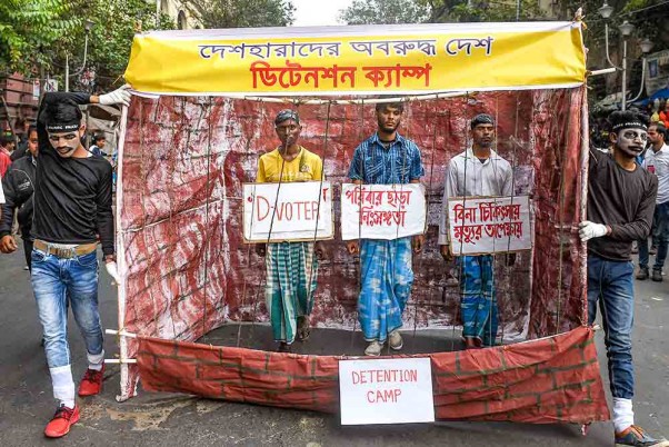 कोलकाता में एनआरसी और नागरिकता संशोधन अधिनियम के खिलाफ विरोध प्रदर्शन के दौरान छात्र