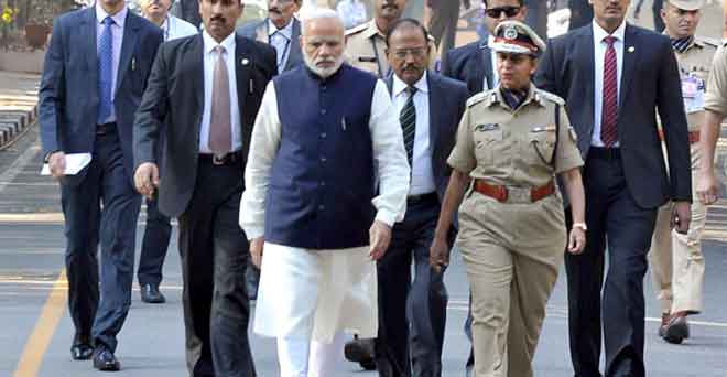 प्रधानमंत्री मोदी ने पुलिस अधिकारियों संग किया योगाभ्यास