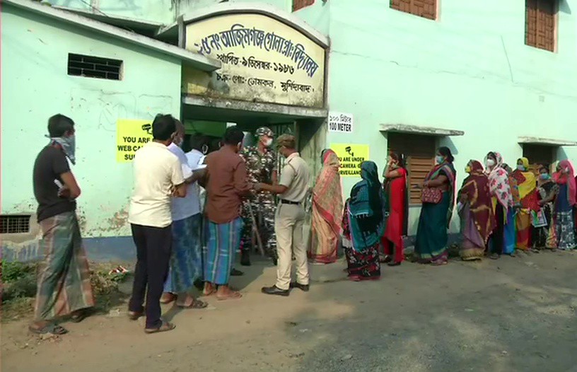 पश्चिम बंगाल चुनाव: कोविड के प्रकोप बीच अंतिम चरण के लिए मतदान जारी, संक्रमण के रिकॉर्ड 17,207 नए मामले