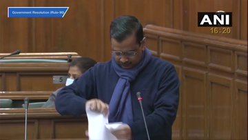 दिल्ली विधानसभा में केजरीवाल ने फाड़ी कृषि कानूनों की कॉपी, कहा- और कितनी शहादत लेगा केंद्र