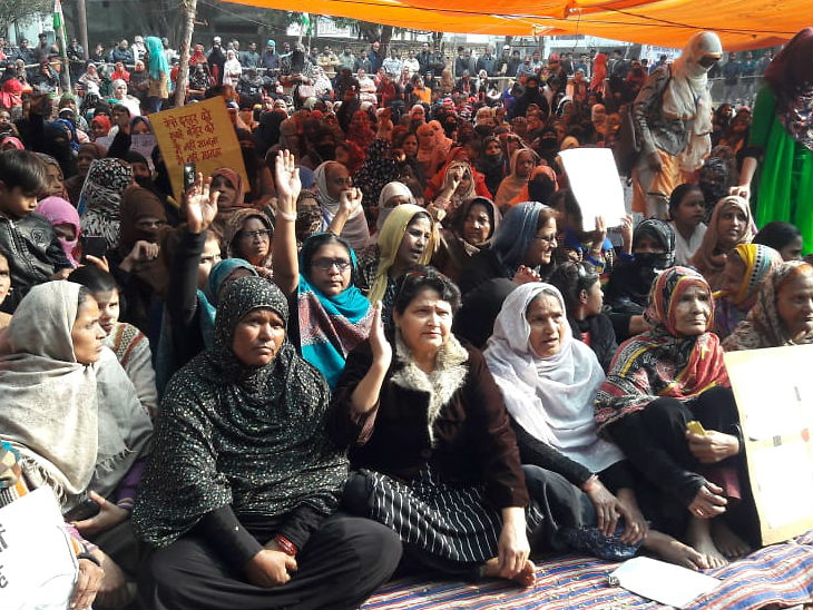 प्रयागराज का रोशनबाग इलाका बना 'शाहीन बाग', सीसीए के खिलाफ महिलाओं का धरना जारी