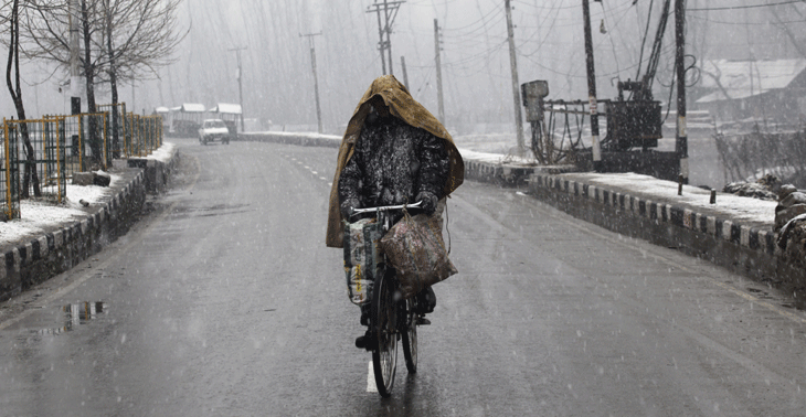 बर्फ और बारिश ने किया जीना मुहाल