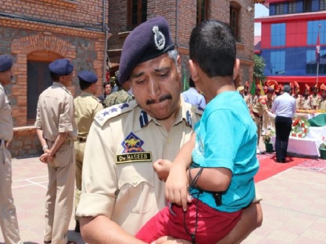 जम्मू-कश्मीर में श्रद्धांजलि समारोह के दौरान जब शहीद अरशद खान के बेटे को गोद में ले रो पड़े SSP