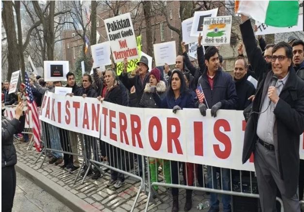 अमेरिका में पुलवामा हमले के विरोध में पाकिस्तानी दूतावास के बाहर भारतवंशियों का प्रदर्शन