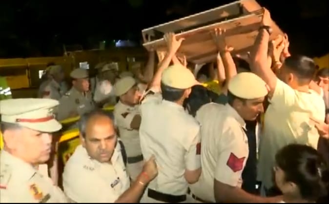 दिल्ली: पहलवानों और पुलिस के बीच झड़प, जंतर-मंतर किले में तब्दील