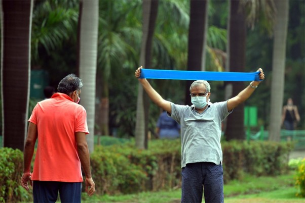 लॉकडाउन के पांचवें चरण के बीच राजधानी दिल्ली के लोधी गार्डन में व्यायाम करते लोग