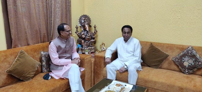 भोपाल में मध्य प्रदेश के पूर्व सीएम कमलनाथ से मुलाकात करते मुख्यमंत्री शिवराज सिंह चौहान