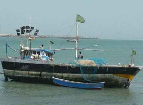 गुजरात : बीएसएफ ने दो और पाकिस्तानी नौका जब्त की