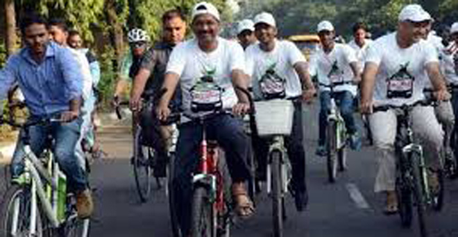 दिल्ली में 'कार-फ्री डे', साइकिल पर निकले केजरीवाल