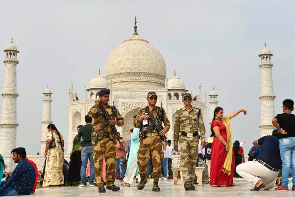 अमेरिकी राष्ट्रपति डोनाल्ड ट्रम्प की भारत यात्रा से पहले आगरा में ताजमहल के परिसर में गश्त करते सीआईएसएफ के जवान