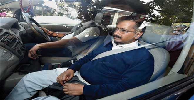 केजरीवाल के काफिले की कार आपस में टकराई