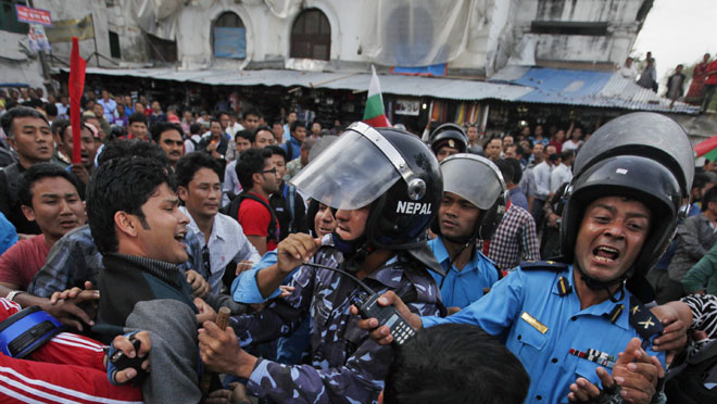 नेपाल में नए संविधान को लेकर हो रहे बवाल से भारत भी असंतुष्ट