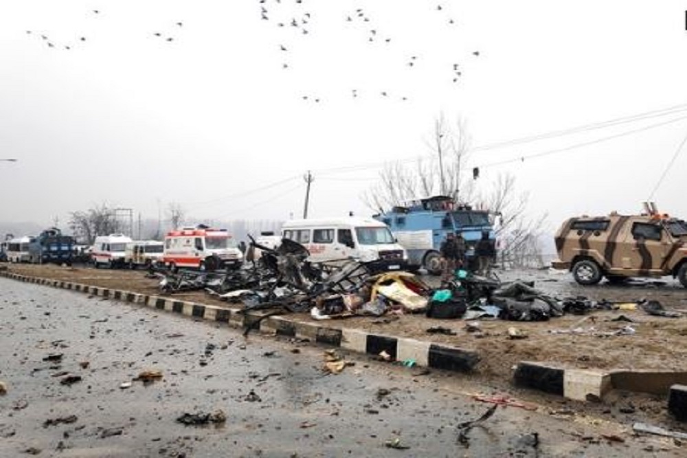 जम्मू-कश्मीर: पुलवामा आतंकी हमले में 40 CRPF जवान शहीद, एनआईए जांच में जुटी
