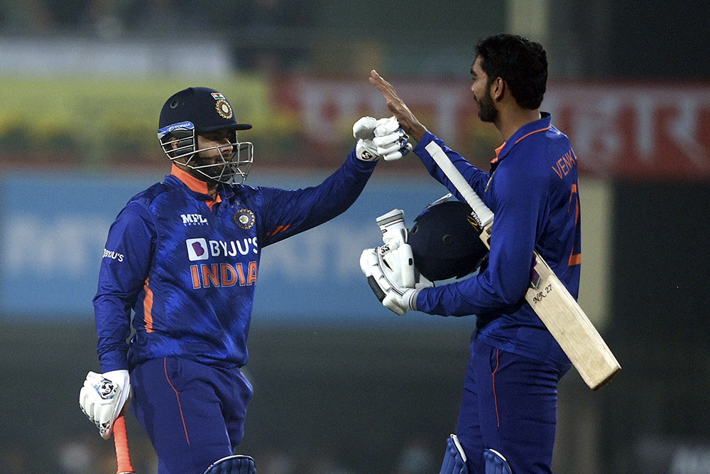 रांची में खेले गए दूसरे टी-20 मैच में न्यूज़ीलैंड को 7 विकेट से हराने के बाद वेंकटेश अय्यर को बधाई देते भारतीय बल्लेबाज ऋषभ पंत