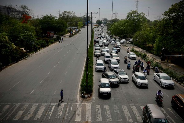 चालीस दिन के लॉकडाउन के बाद सोमवार को राजधानी दिल्ली में सुबह कारों और मोटरसाइकिलों से काम पर जाते लोग