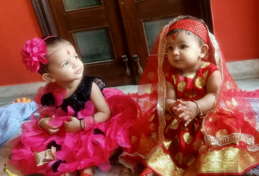 नवरात्र महानवमी: दुर्गा नवमी के अवसर पर 'कन्या पूजन' करवाती दो नन्ही बच्चियां