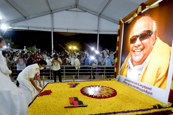 तमिलनाडु में जीत के बाद डीएमके अध्यक्ष एमके स्टालिन ने किया अपने पिता और पूर्व मुख्यमंत्री रहे स्वर्गीय करुणानिधि के स्मारक का दौरा