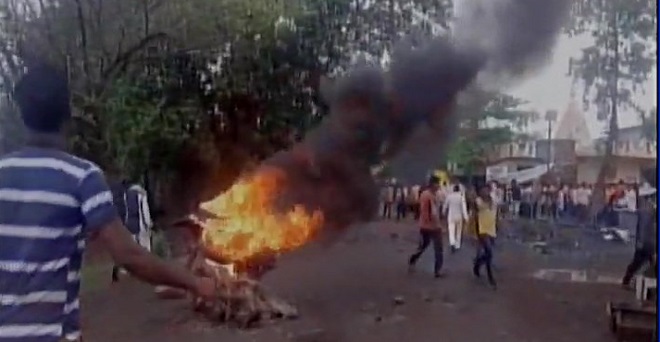 भूमि अधिग्रहण को लेकर महाराष्ट्र में  हिंसक हुआ किसानों का प्रदर्शन, पुलिस की गाड़ियां फूंकी
