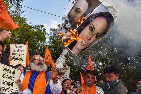जंतर-मंतर में संयुक्त हिंदू मोर्चा समर्थकों ने अंतराष्ट्रीय कार्यकर्ताओं और मशहूर हस्तियों के पोस्टर जलाए