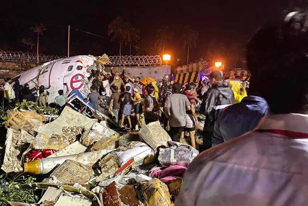 कोझिकोड एयरपोर्ट पर रनवे से फिसला एअर इंडिया का विमान, दो हिस्सों में बंटा, पायलट समेत 17 की मौत