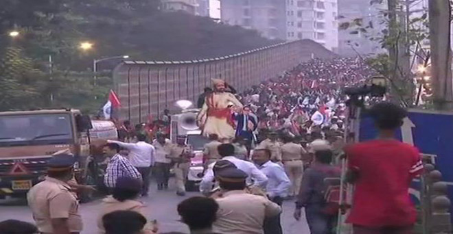 महाराष्ट्र : किसानों का आंदोलन समाप्त, फणनवीस सरकार ने दिया लिखित आश्वासन
