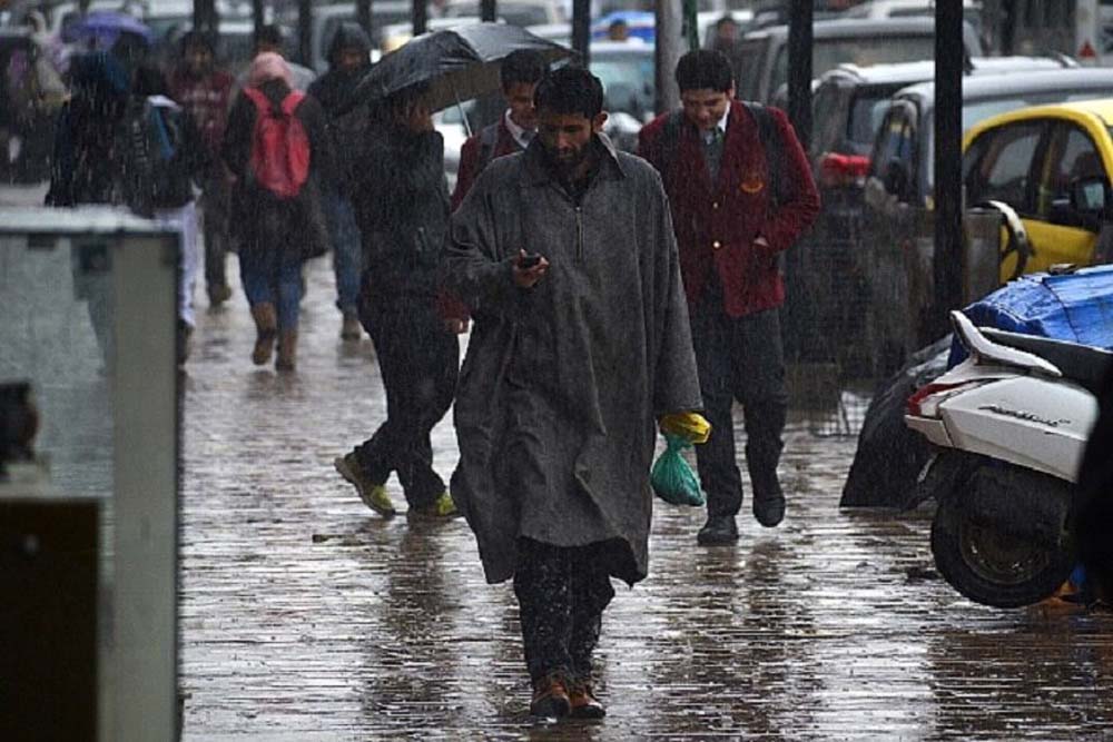 जम्मू-कश्मीर में पोस्टपेड मोबाइल फोन से प्रतिबंध हटा, सोमवार दोपहर से शुरू हो जाएंगी सर्विसेज