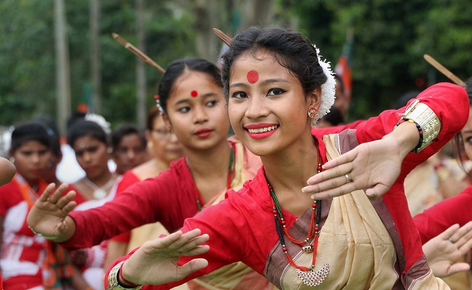 असम के जोरहाट में एक चुनावी रैली के दौरान पारंपरिक नृत्य करती युवतियां