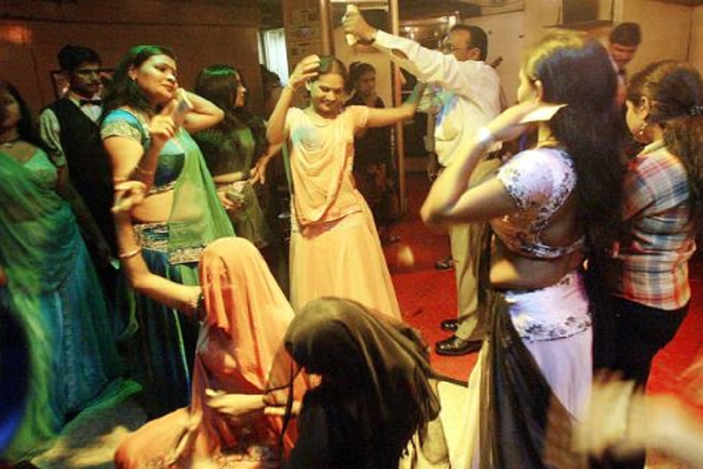 मुंबई में डांस बार को सुप्रीम कोर्ट की इजाजत लेकिन नोट और सिक्के लुटाने की अनुमति नहीं