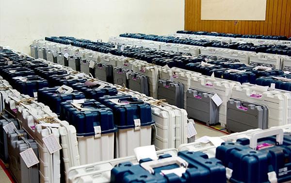 कर्नाटक विधानसभा चुनाव: वोटों की गिनती जारी, रुझानों में कांग्रेस को बहुमत