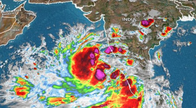 गुजरात की ओर बढ़ा 'तौकते' तूफान, केरल और तमिलनाडु में बाढ़ आने का अलर्ट जारी, हालात से निपटने के लिए तैयारियां पूरी