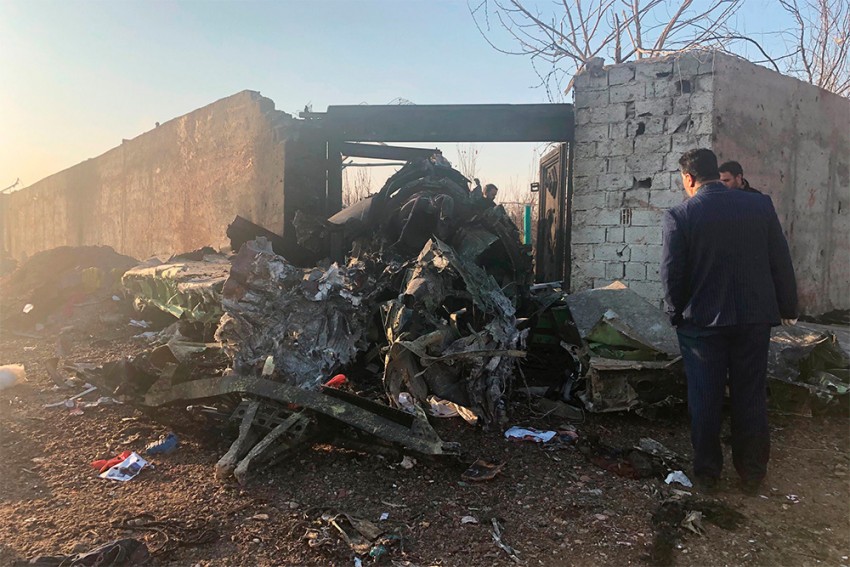 तेहरान में दुर्घटनाग्रस्त हुए यूक्रेनी हवाई जहाज का मलबा