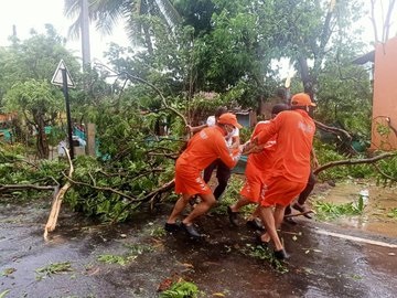 महाराष्ट्र में 120 किमी की गति से आया निसर्ग तूफान कमजोर पड़ा