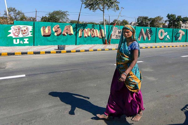 अमेरिकी राष्ट्रपति डोनाल्ड ट्रम्प की यात्रा से पहले सजी अहमदाबाद की दीवारें