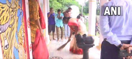 राष्ट्रपति पद की उम्मीदवार द्रौपदी मुर्मू ने किया मंदिर का दौरा, फर्श पर लगाई झाडू