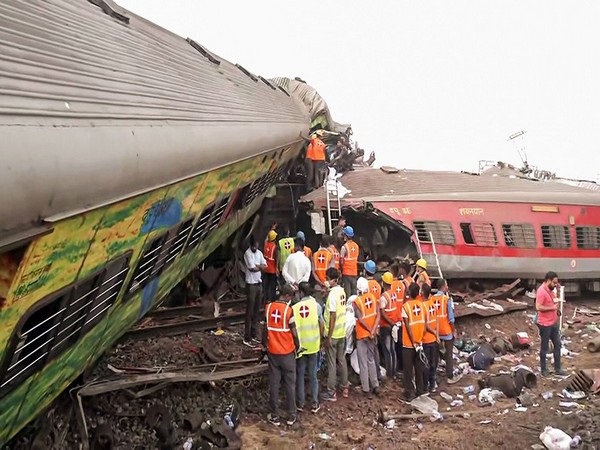 ओडिशा रेल हादसाः शुरुआती जांच रिपोर्ट में सिग्नल फेल होने के संकेत; पीएम ने दोषियों के खिलाफ कड़ी कार्रवाई का किया वादा; मरने वालों की संख्या बढ़कर हुई 288